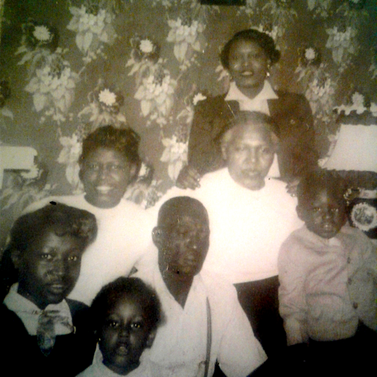 Wesley Brooks, Wife Liler Smith, Daughter Gloria Brooks and Grand Children